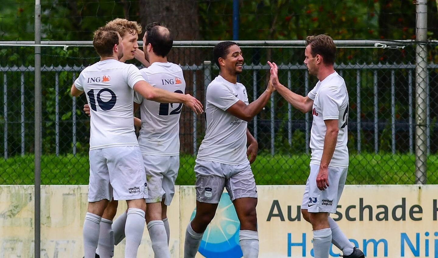 Swift viert feest na de 1-4 in de 90ste minuut tijdens de derde competitiewedstrijd tussen NSC Nijkerk en AVV Swift op sportpark De Burcht in Nijkerk. 