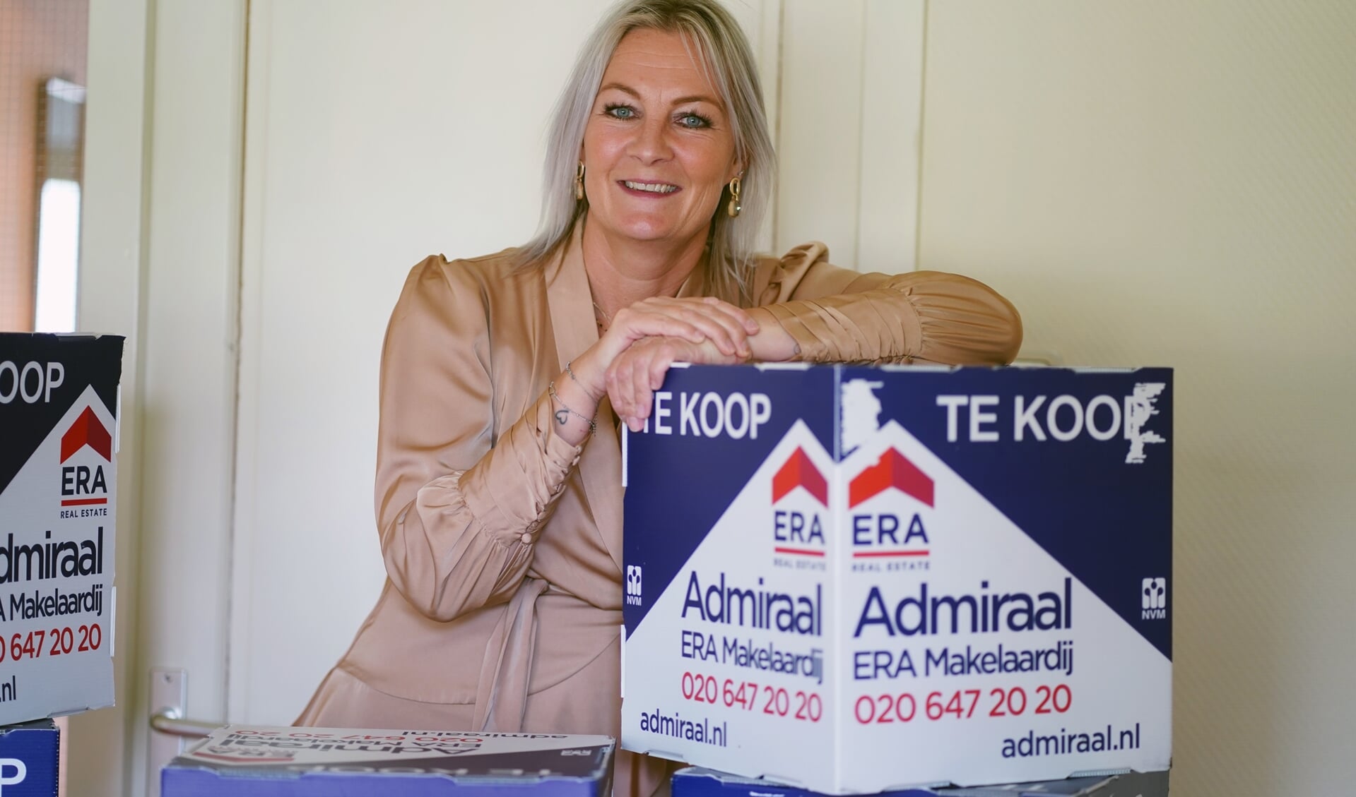 Daniëlle Poelstra-Buur is makelaar en woont in Duivendrecht. Ze heeft samen met een compagnon een makelaarskantoor, Admiraal ERA makelaardij in Amstelveen. 
