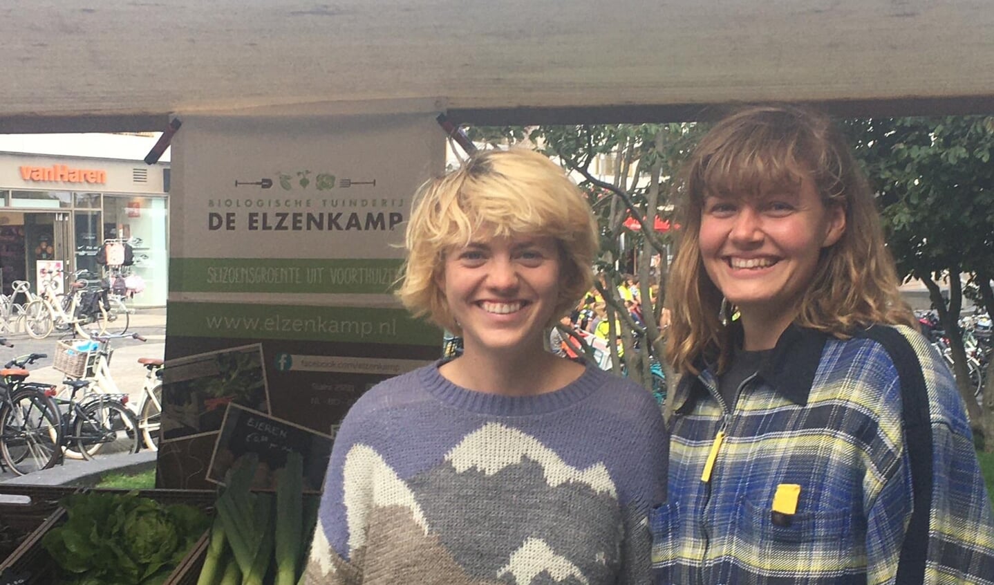 Lindy en Martine voor hun marktkraam