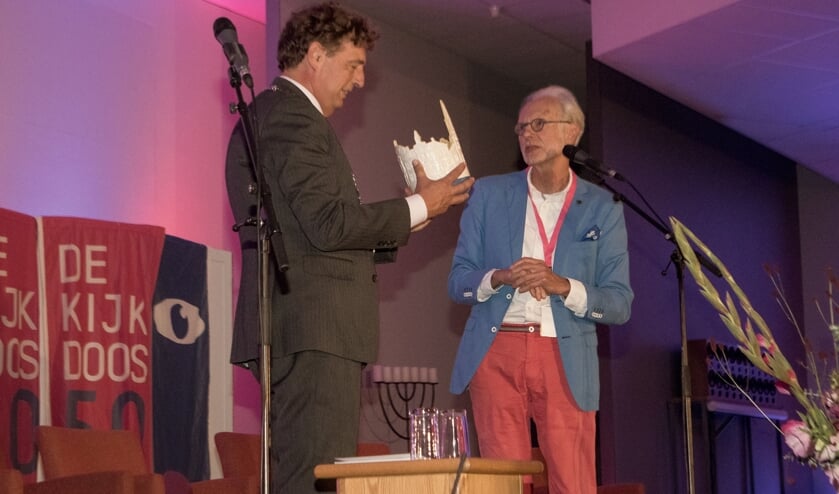Kijkdoos voorzitter Ronald Blankenstein biedt de burgemeester een Benne-kom aan, gemaakt door kunstenaar Wim de Hertog
