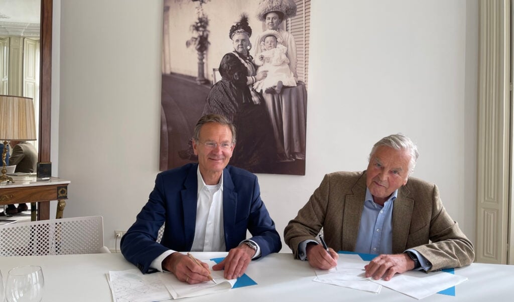 Directeur SBB, Baarnaar Sylvo Thijsen (l), en Ton Meijer tekenen het contract.  