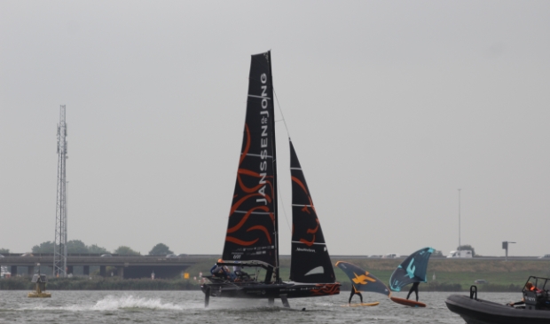 De 69F van Team DutchSail in actie op Ouderkerkerplas.