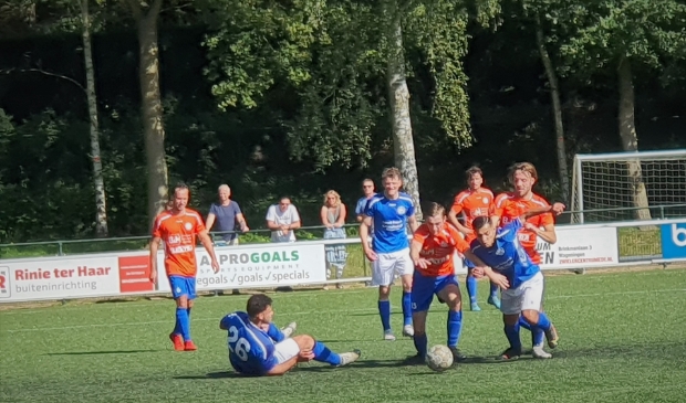 <p>In het duel SKV-Ede/Victoria was Jermain Lens (rechts) de grote man. De aan valler scoorde een loepzuivere hattrick.</p>