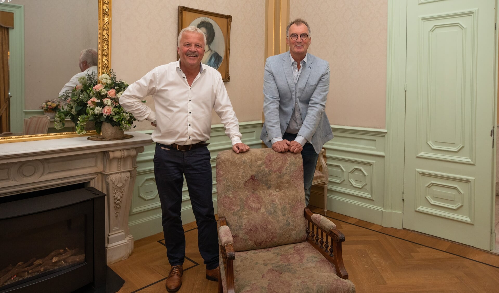 Vanmiddag werd de Koninklijke wachtkamer verrijkt met een oude stoel met historie.
Ruud Bouwman pakte samen met de zoon van de schenker de stoel op dinsdagmiddag uit.