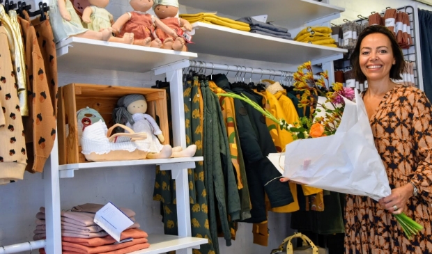 <p>Isabella op de dag van de opening van haar tweede winkel.</p>