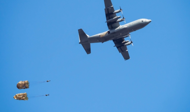 parachutisten springen uit een vliegtuig