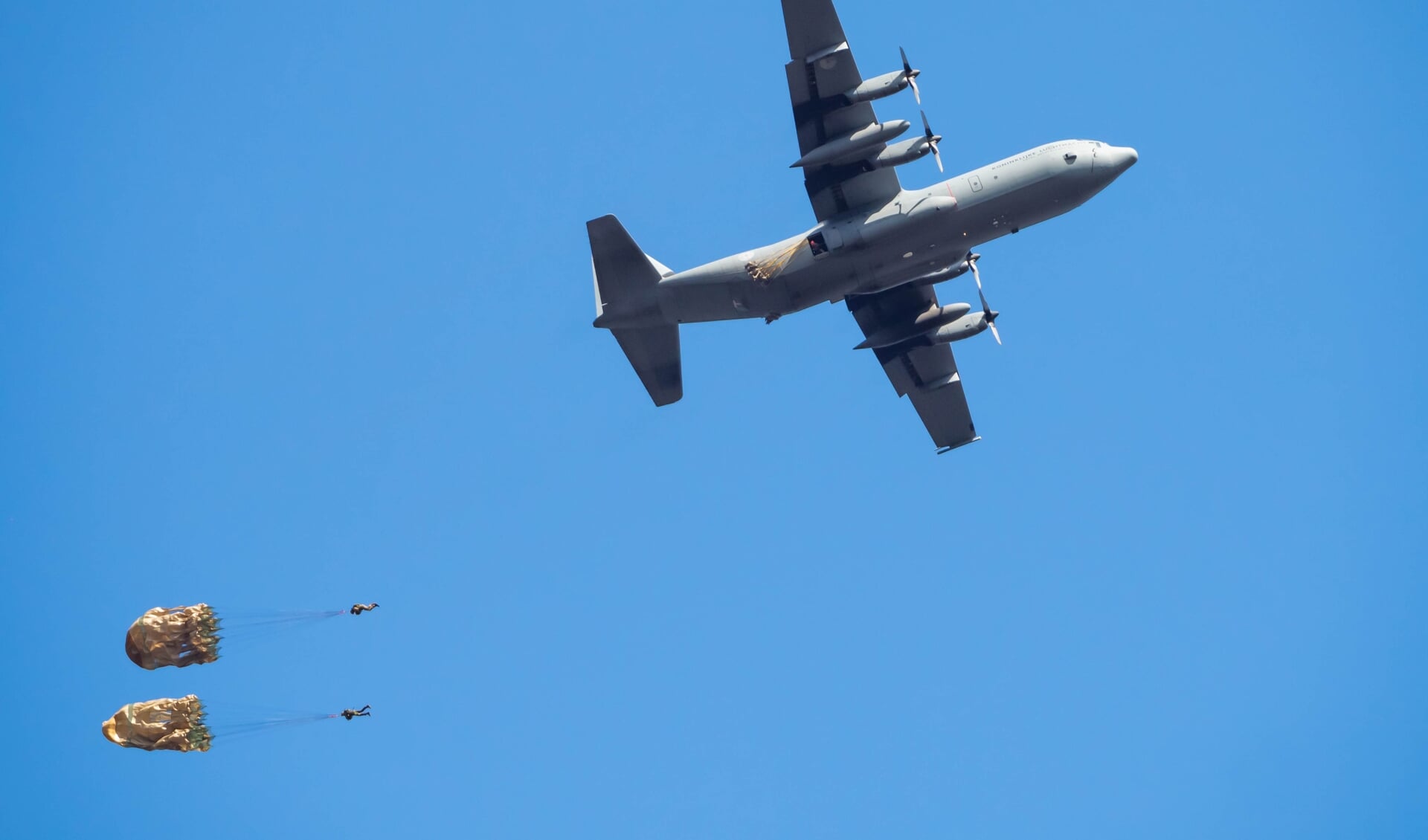 parachutisten springen uit een vliegtuig