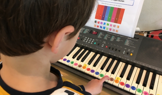 Kinderen bezig met de piano