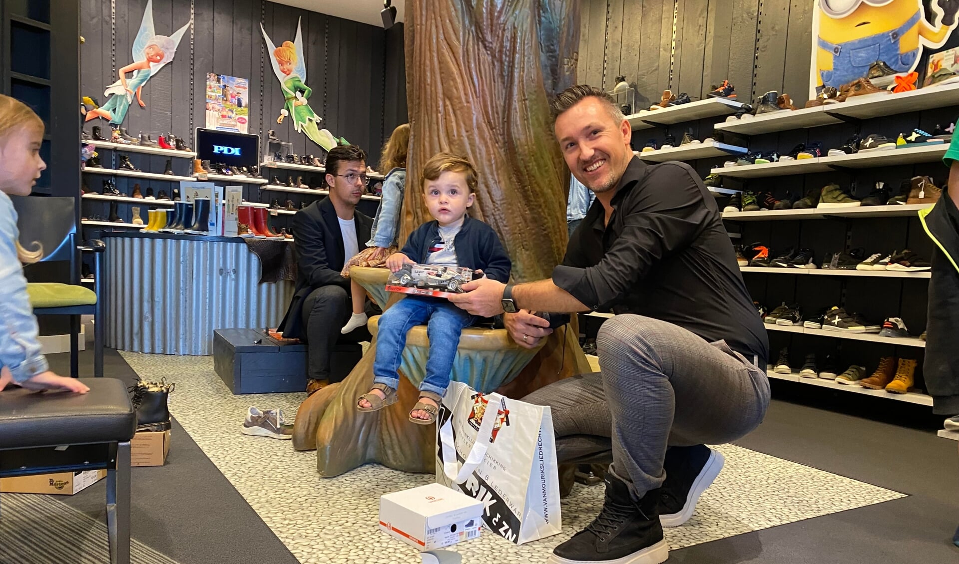 Jeffrey van Mourik is opgegroeid tussen de schoenen en helpt groot en klein graag om het mooiste en meest geschikte paar uit te zoeken.