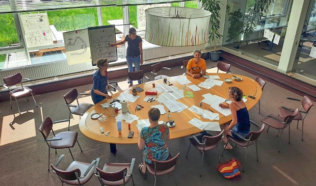 Verhalenworkshop in het gebouw met de vaas