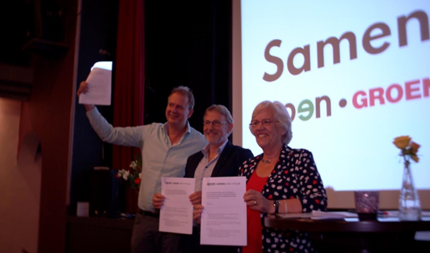 De drie bestuursvoorzitters tekenen de samenwerkingsovereenkomst; Rene Vianen (GroenLinks), Jan Willem van den Boogert (Open) en Mieke Wijnker (PvdA)