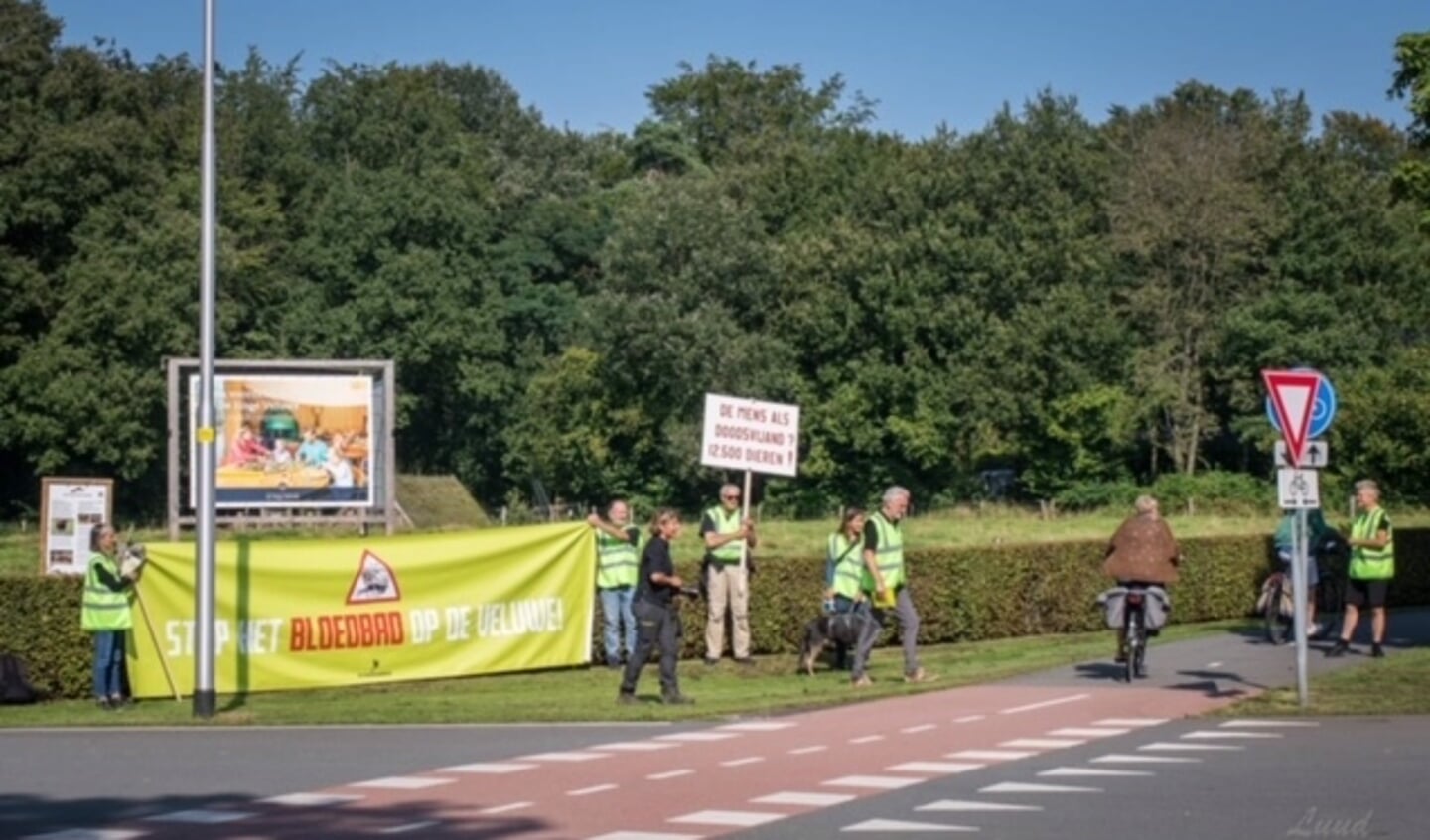 Actievoerders bij de ingang Hoenderloo.