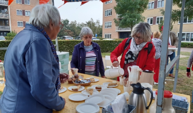 <p>Veel animo bij de Rembrandt van Rijnweg voor de koffie met taart. </p>