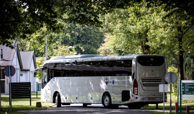 <p>Een bus met Afghaanse vluchtelingen op de Legerplaats Harskamp.</p>