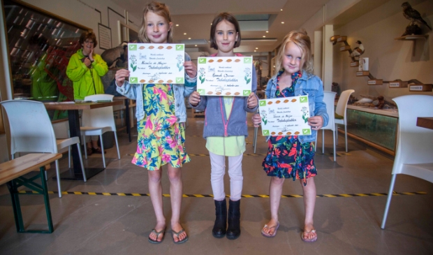 Trotse kinderen tonen hun diploma