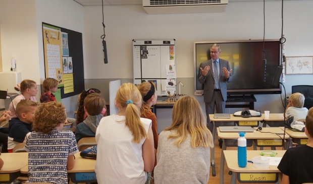 De kinderen van de Junior Academie in debat onder voorzitterschap van de heer Verloop
