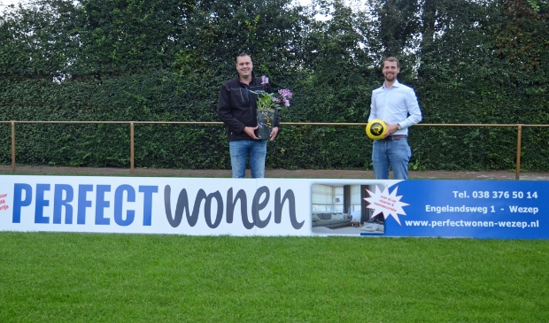 <p>Jan Koele (l) van Perfect Wonen en bestuurslid commerciële zaken van VSCO'61 Sjoerd Kwakkel.</p>