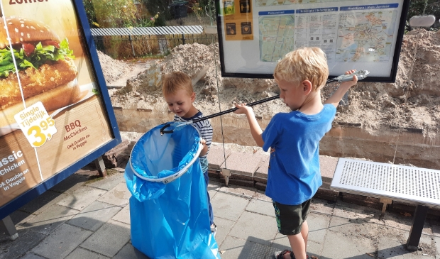 Menno en Thomas Appelo ruimen zwerfafval op tijdens World Cleanup Day