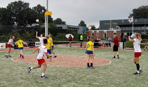 <p>Het eerste team van Rood-Wit versloeg zaterdag de korfballers van Thrianta.</p>