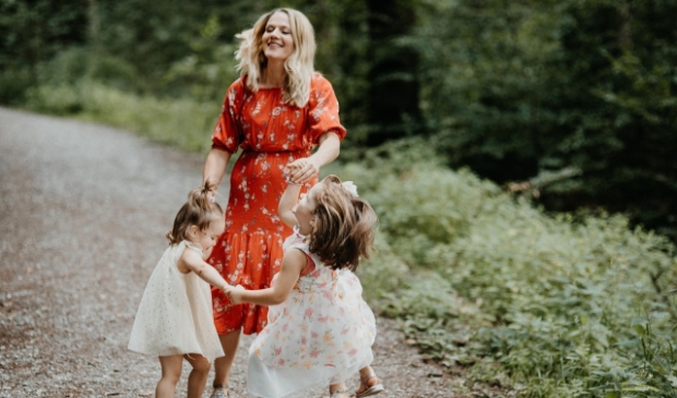 Moeder met dansende kinderen