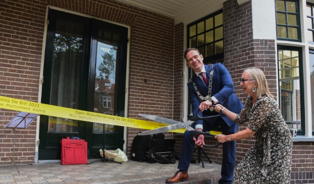 <p>Burgemeester Sjoerd Potters en Romana Engeman openen officieel de Open Monumentendag. </p>