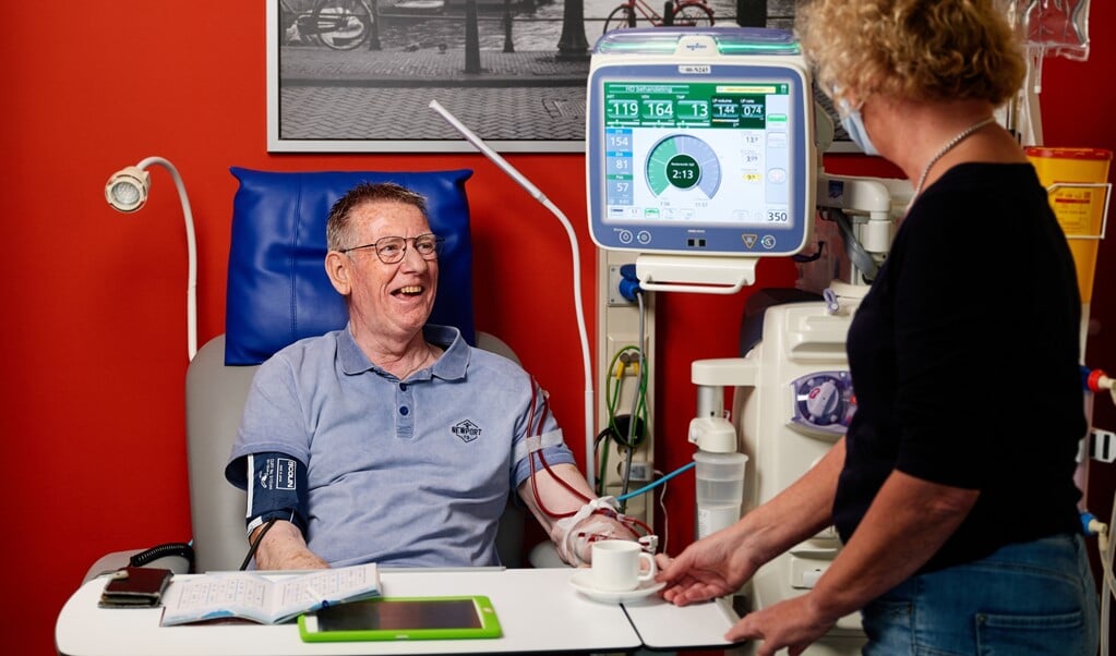 De heer Beek maakte maandag als eerste gebruik van de dialysehub in zorgcentrum
Norschoten in Barneveld