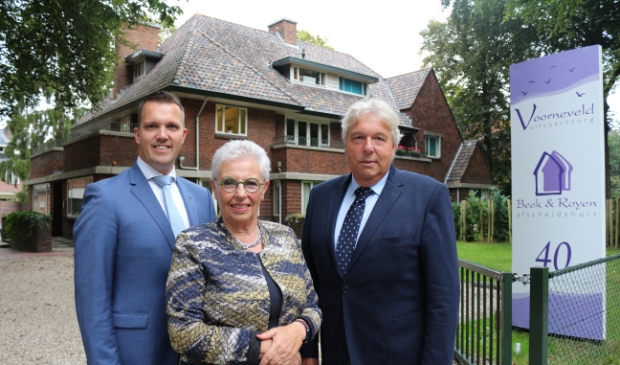 <p>Uitvaartverzorgers Doryan Voorneveld, Willem Voorneveld en gastvrouw Ans Koopman voor Afscheidshuis Beek & Royen. </p>