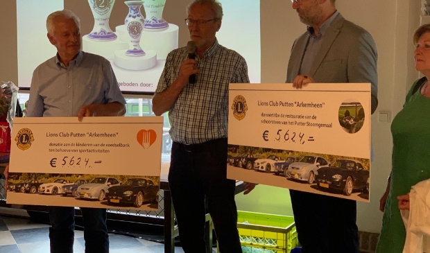 Overhandiging cheques aan Voedselbank en Puttens Stoomgemaal