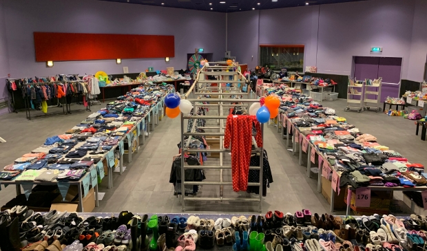 Een groot aanbod 2e handskinderkleding, speelgoed en kinderitems