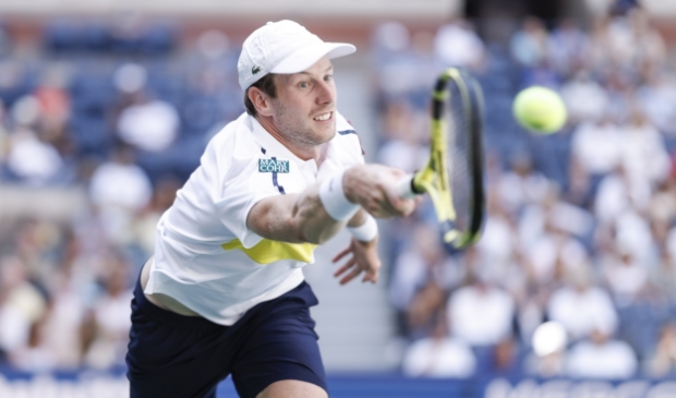 <p>Botic van de Zandschulp in de kwartfinale van de US Open tegen de Russische Daniil Medvedev.</p>