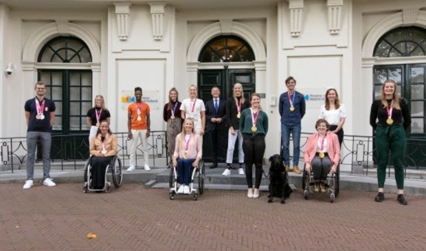<p>Van links naar rechts: Bas Takken (zwemmen), Caroline Groot (baanwielrennen), Nikita den Boer (atletiek), Daniel Abraham Gebru (wielrennen), Roos de Jong (roeien), Saskia Pronk (basketbal), Noëlle Roorda (atletiek), Arthur van Dijk (commissaris van de Koning), Fleur Jong (atletiek), Larissa Klaassen (baanwielrennen), Dirk Uittenbogaard (roeien), Lindsay Frelink (basketbal), Zita Pels (gedeputeerde Sport), Imke Brommer (baanwielrennen).</p>