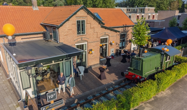 <p>Henk Dissel (linksonder op de foto) is de eerste winnaar van deze nieuwe, Zeister ‘Oscar'.</p>
