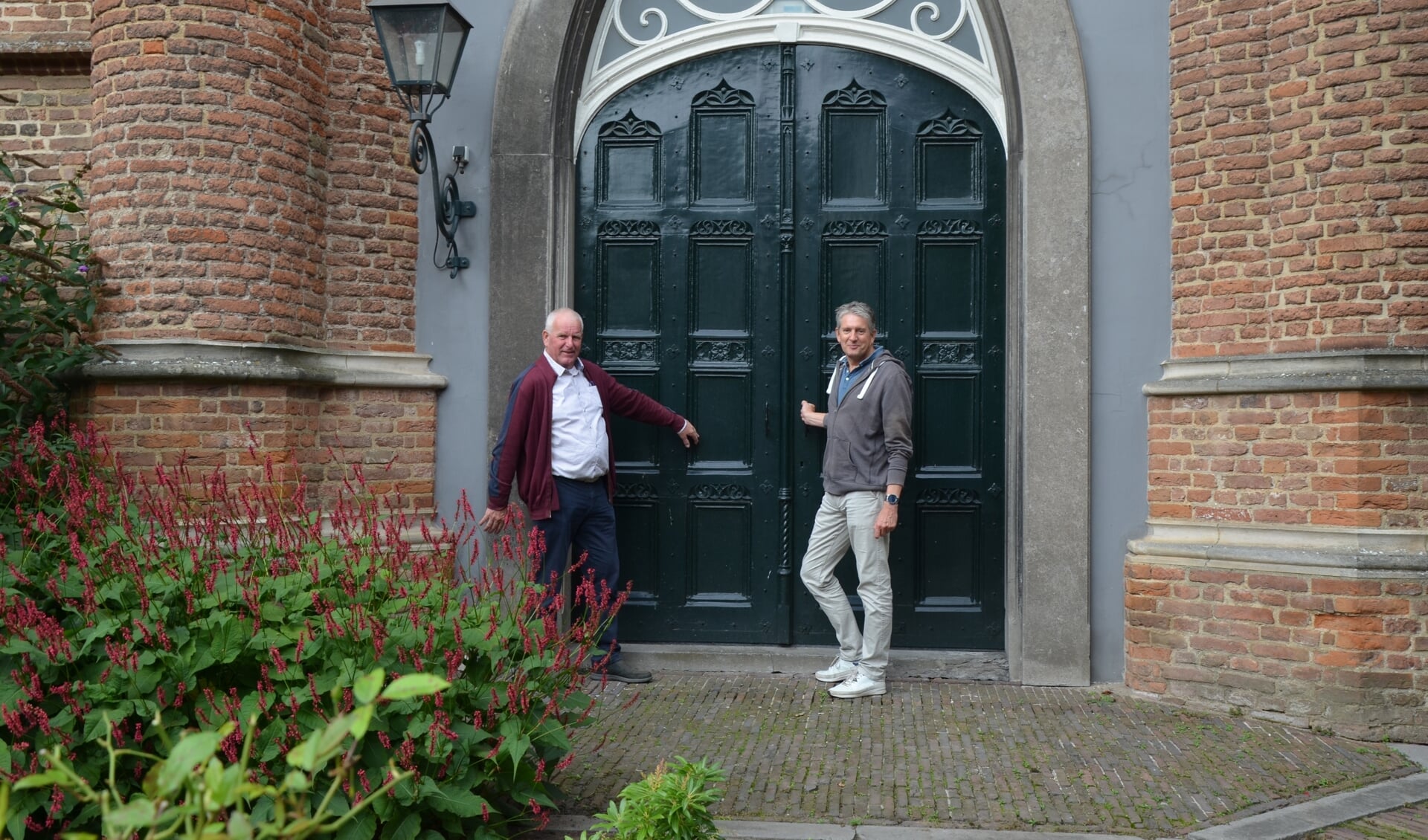 Kees Mocking en Marc Boers van de Rotary openen deuren die anders gesloten blijven.