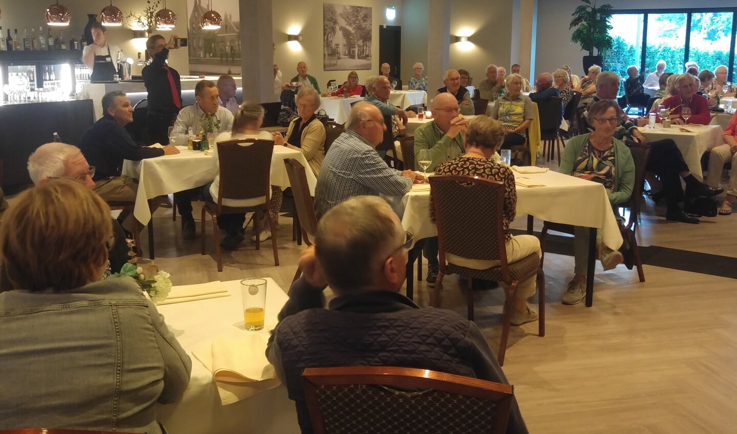 De leden van Senioren Belangen genieten van diner en van het optreden van de Muzidima's