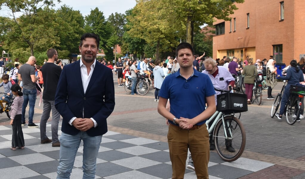 De VVD-raadsleden Bas Zwart en Arjan Gerritsen bij het scholencomplex aan Orion.
