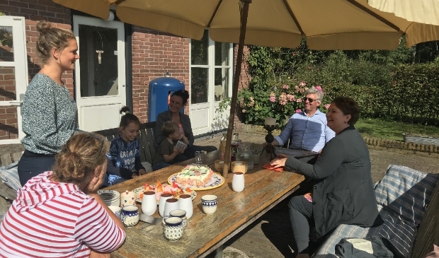 v.l.n.r. Hanneke, Eefje Becker (coördinator Buurtgezinnen), Micah, Kayan, Nina, Jeroen, en wethouder Chantal Broekhuis