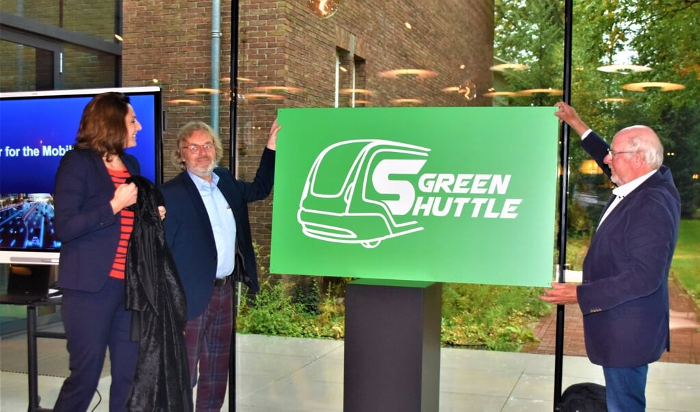 Het door Ed Rijnja (rechts), Carel Bense en wethouder Nermina Kundic onthulde logo ter promotie van een green shuttle voor de route Den Dolder-Soesterberg.

