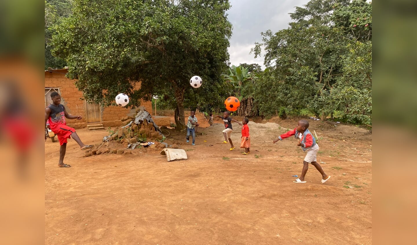 Kinderen spelen met strandballen gedoneerd door Jumbo Verbene 