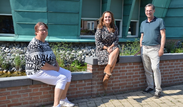 <p>Vrijwilliger Hanny Weustenraad, Laura Roosen (Verbonden Buurt) en John Smeets (Adviesraad Sociaal Domein).</p>