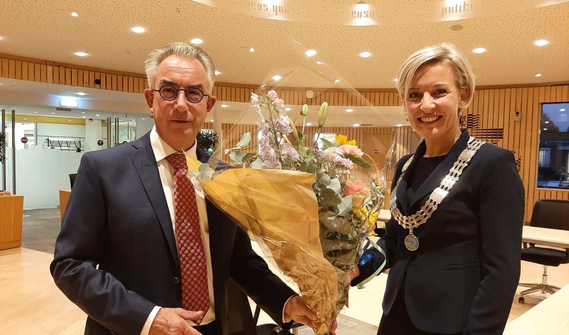 Henk Vreeswijk ontvangt bloemen van burgemeester Iris Meerts