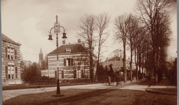<p> Opvallend is de tramrails in het wegdek waar de paardentram van het Stationsplein tot aan de Kamp van 1901 tot 1917 overheen reed.</p>