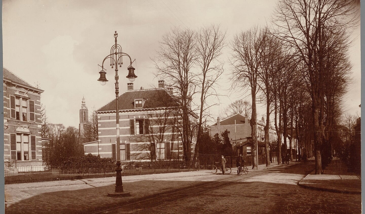  Opvallend is de tramrails in het wegdek waar de paardentram van het Stationsplein tot aan de Kamp van 1901 tot 1917 overheen reed.