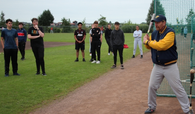 <p>De gezamenlijke clinic van Houten Dragons en Hockeyclub Houten was werd door de studenten hoog gewaardeerd. Hier onderdeel Honkbal.</p>
