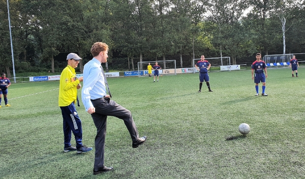 Wageningens burgemeester Floor Vermeulen verricht de aftrap bij de wedstrijd: De Voetbalwerkplaats-PvdA
