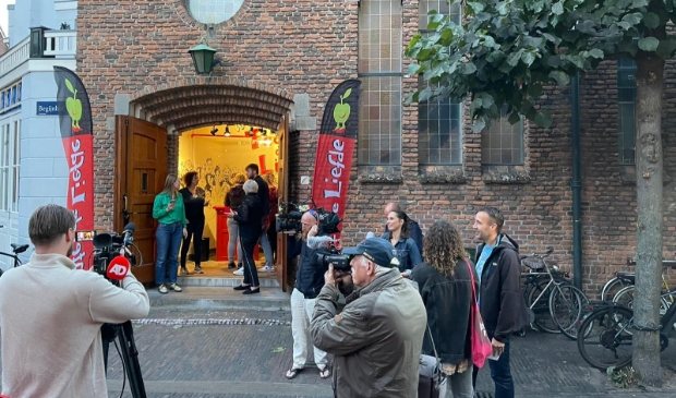 <p>Pers massaal aanwezig bij eerste try-out Theo Maassen in Theater De Liefde.</p>
