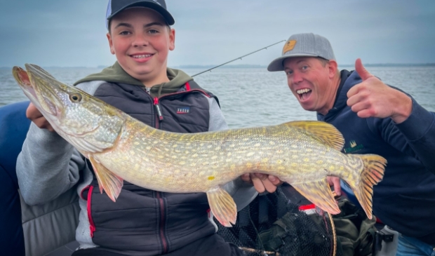 Johan Kleijer (met snoek) en Bart de Kroon
