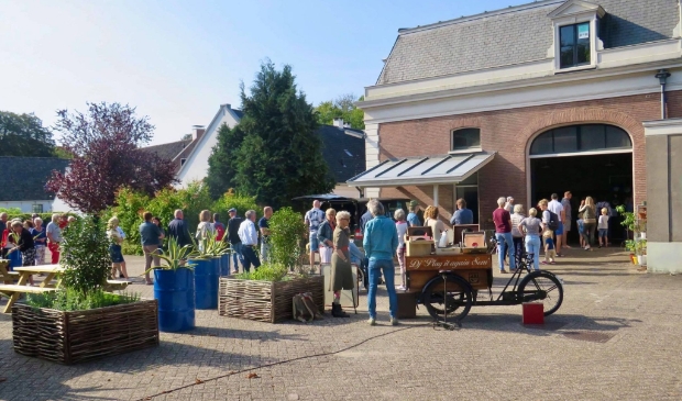 Binnenplaats van de Parade met een rij wachtenden voor de ingang van de Expositie in de Stallen, met op de voorgrond DJ “Play it again Sem”