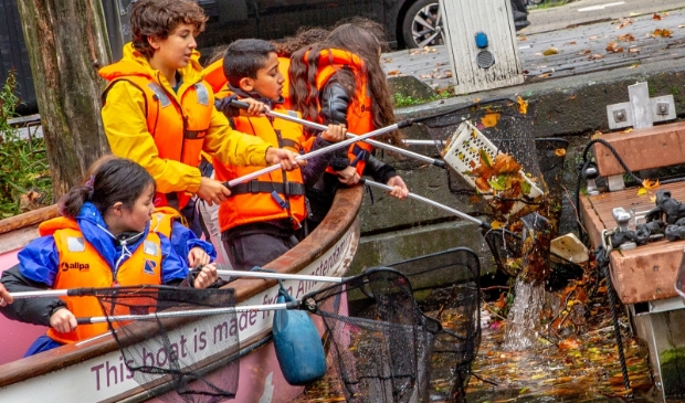 Haarlemse scholieren gaan plasticvissen in de Haarlemse wateren.