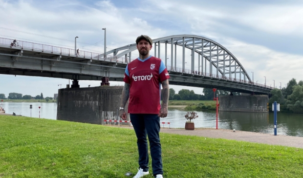<p>Ben Saunders, schreef het fraaie nummer ‘Geen brug te ver’. Hij zal het lied voorafgaande aan het Airborne-duel: Vitesse-FC Twente ten gehore brengen.</p>