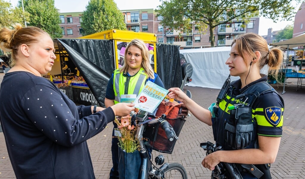De politie deelde flyers uit met tips om fietsendiefstal te voorkomen.